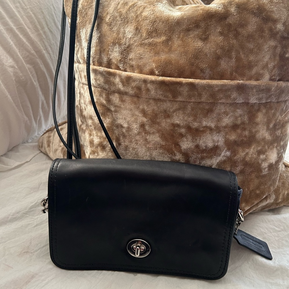 Classic Vintage Coach Black Leather Crossbody with Turnlock Closure